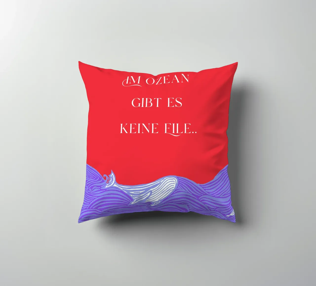 Non c'è fretta nell'oceano - balena nel mare. Blu lilla rosso. cuscino da PaperLine Art