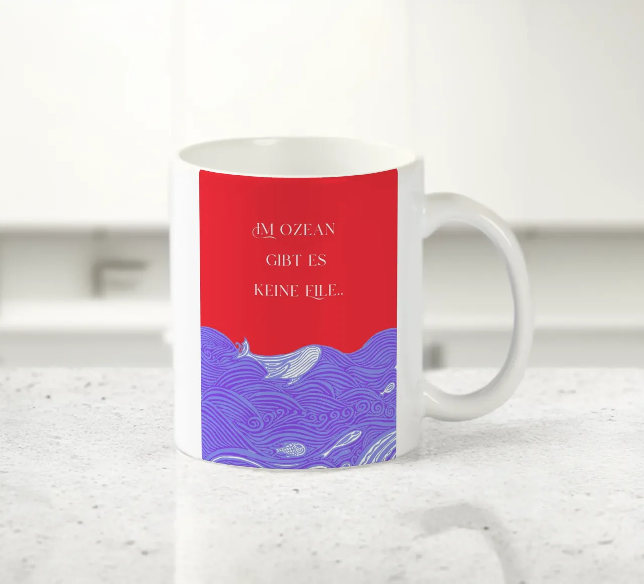 Er is geen haast in de oceaan - walvis in de zee. Blauw lila rood. keramische mok van PaperLine Art