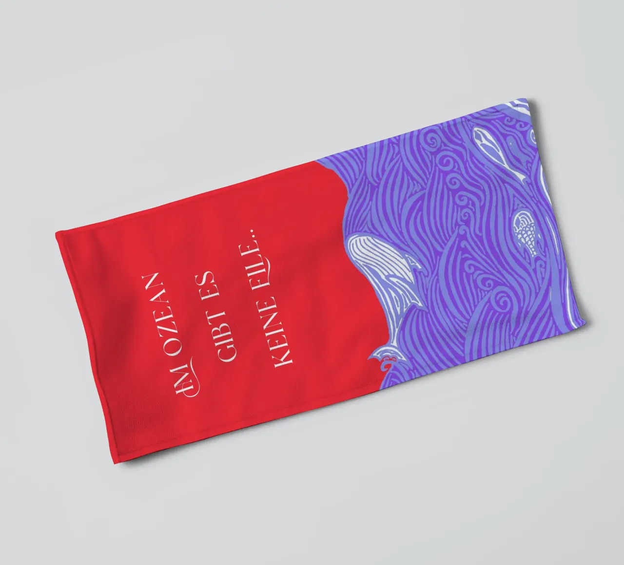 Er is geen haast in de oceaan - walvis in de zee. Blauw lila rood. badhanddoek van PaperLine Art