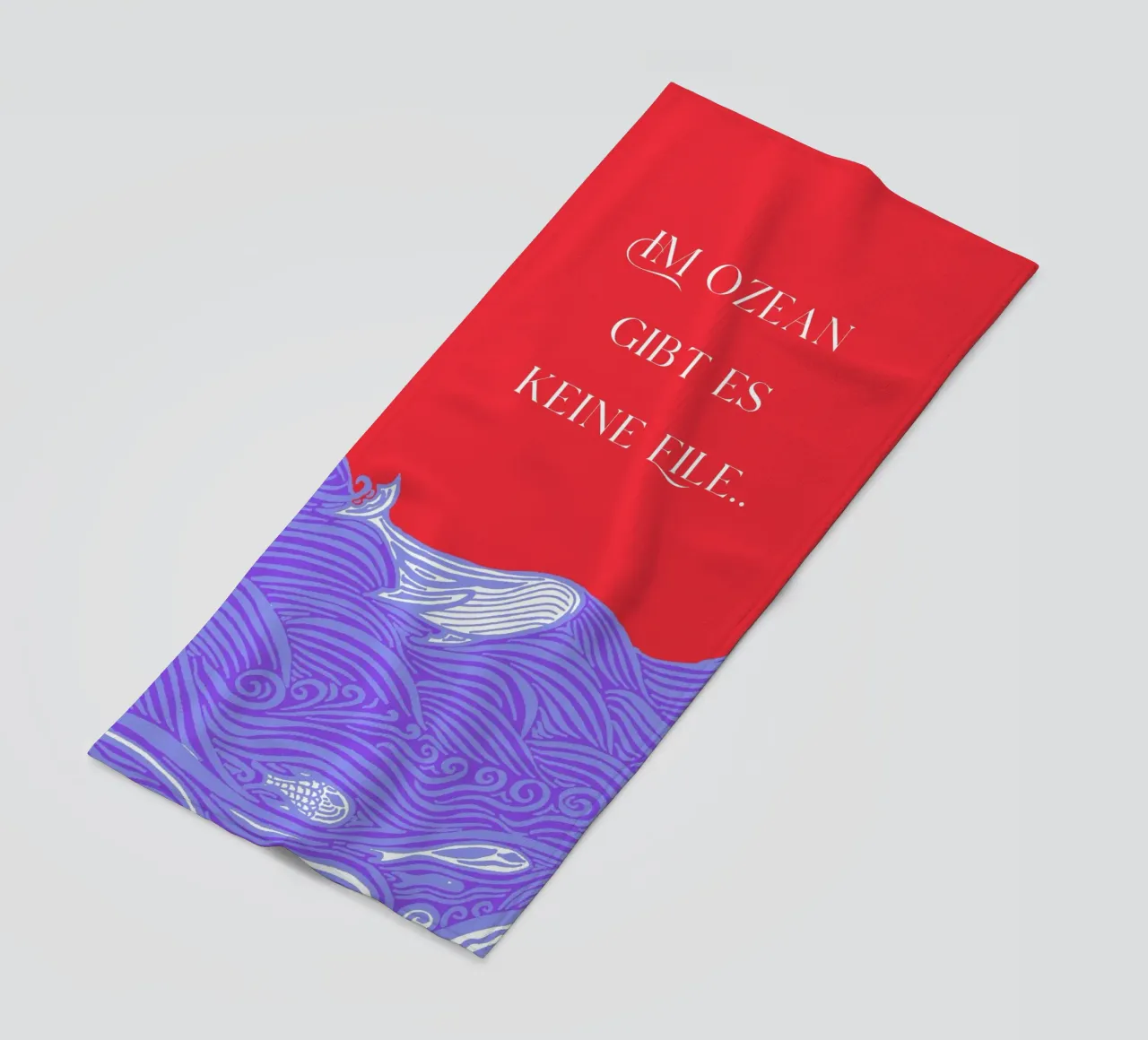 Er is geen haast in de oceaan - walvis in de zee. Blauw lila rood. strandhanddoek van PaperLine Art