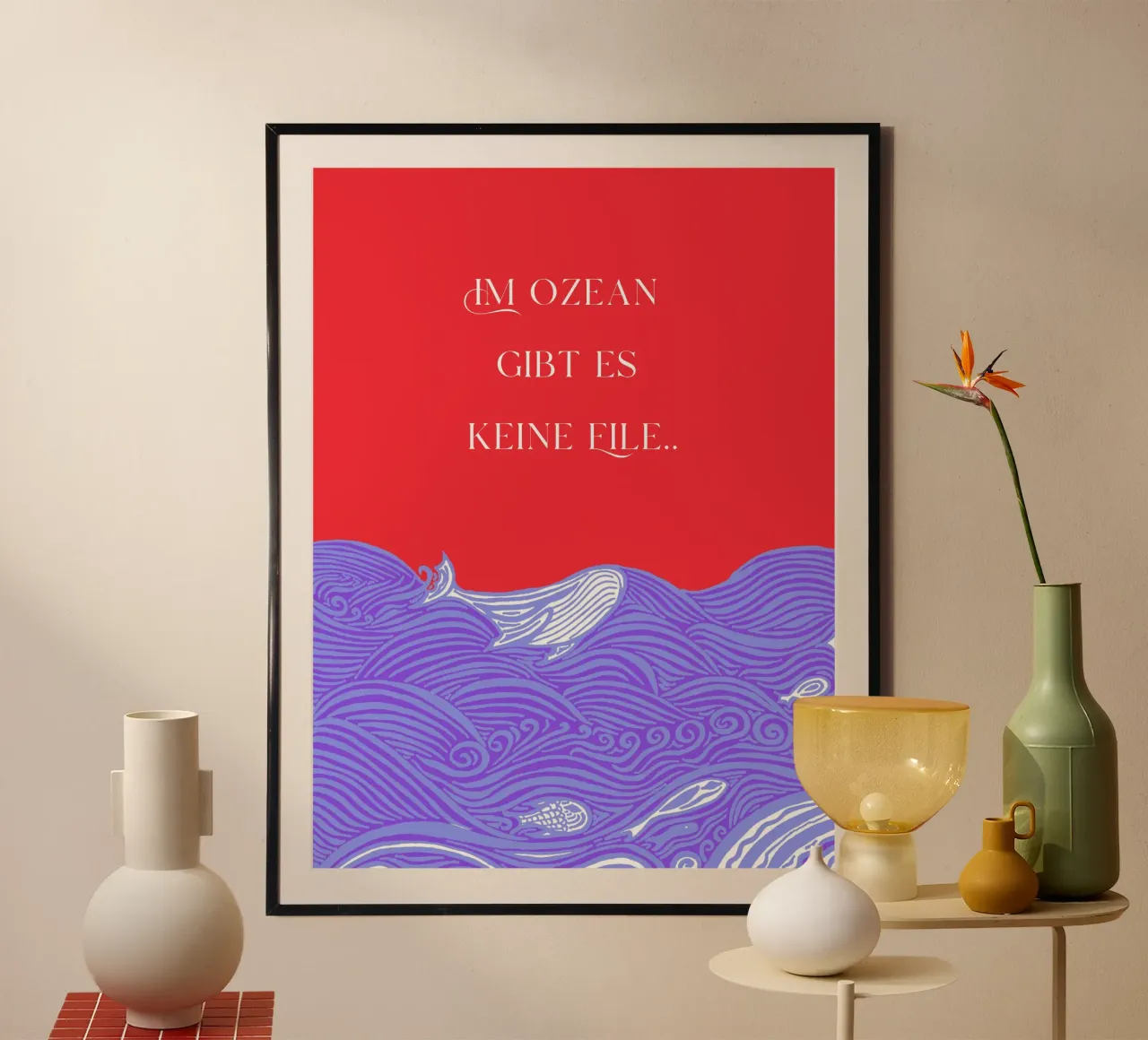 Non c'è fretta nell'oceano - balena nel mare. Blu lilla rosso. poster da PaperLine Art