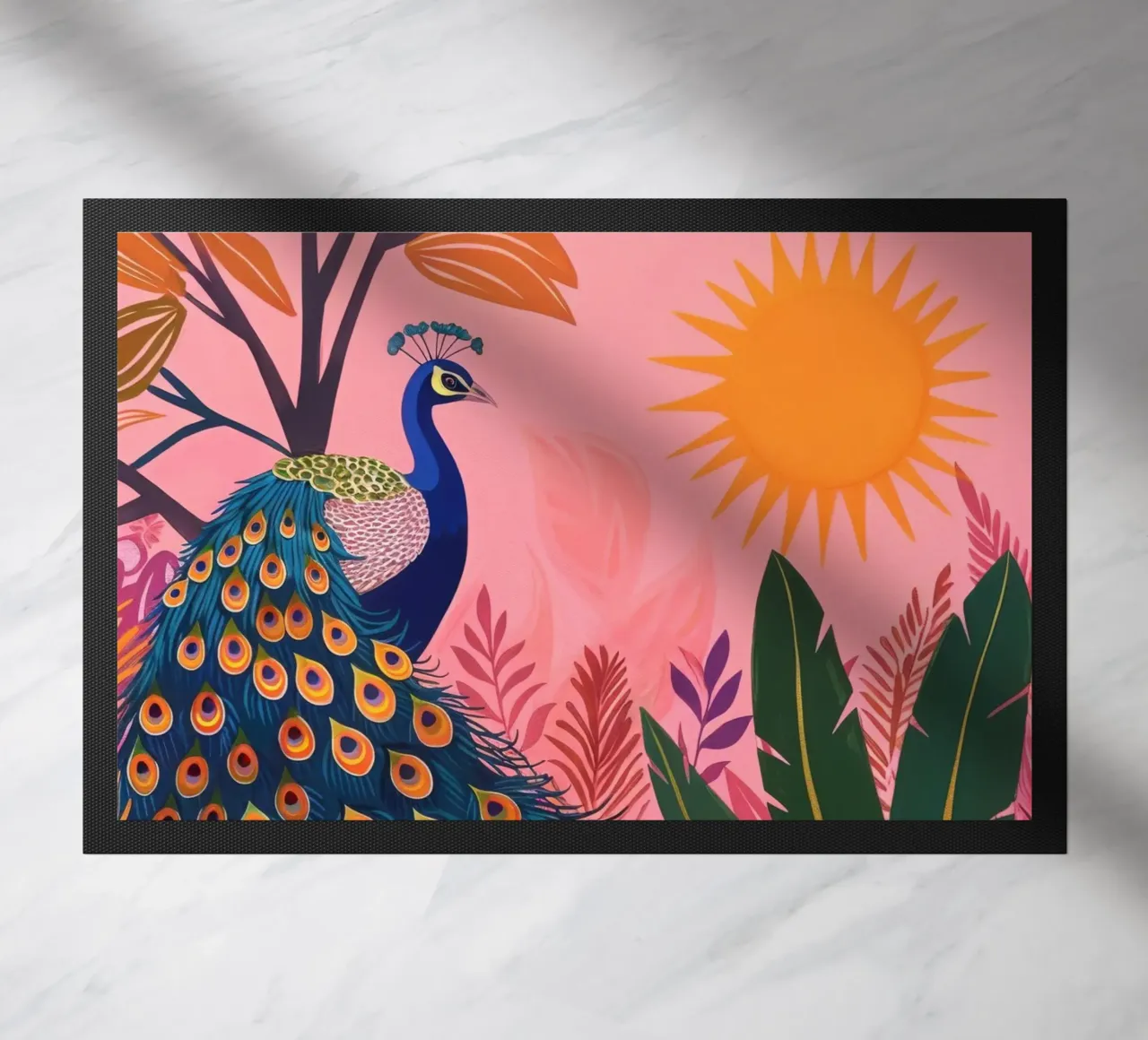 Sole di pavone boho nella giungla tropicale con foglie di palma rosa zerbino da Gentle Echoes Art