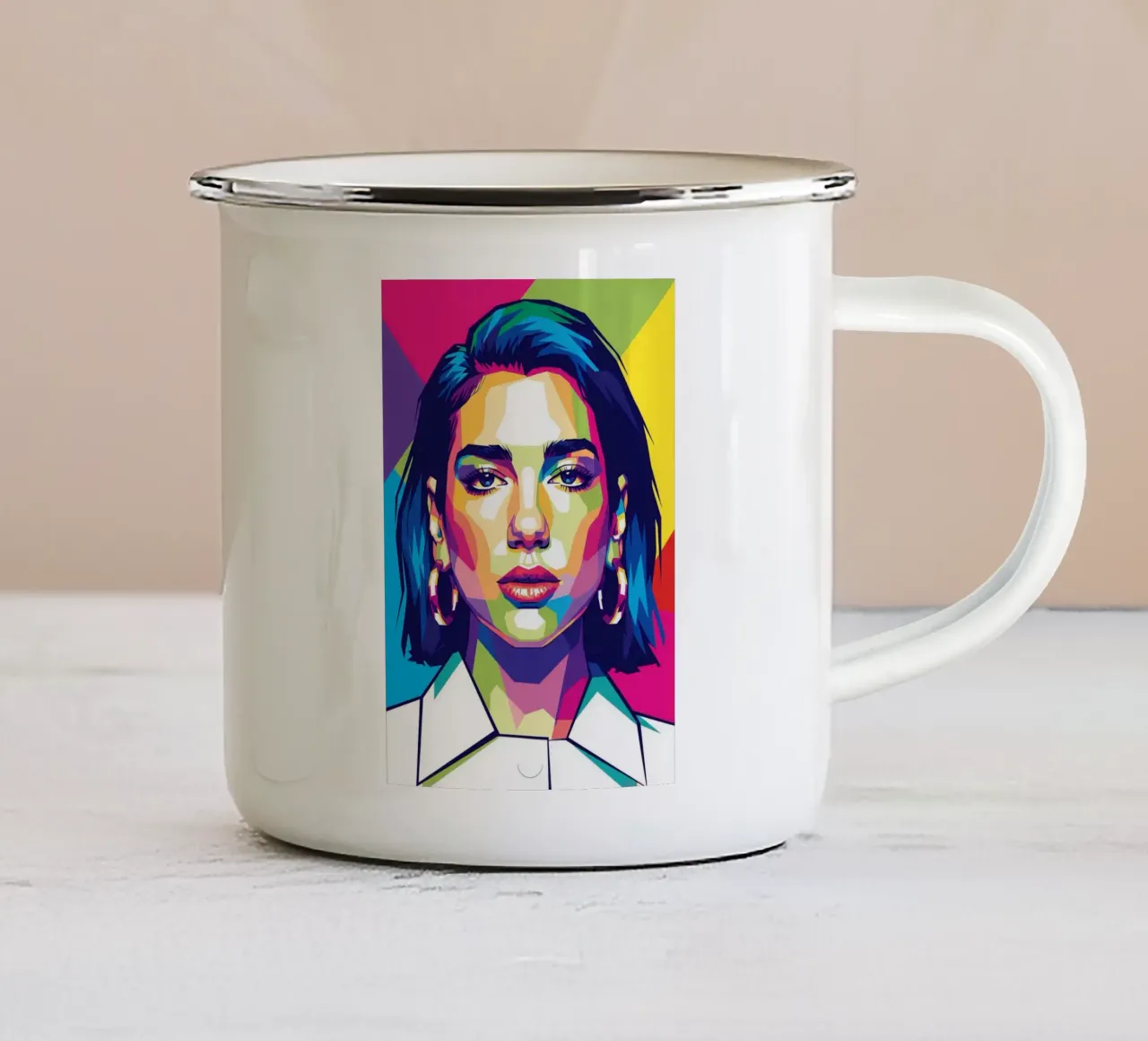 Ritratto pop art di Dua Lipa #2 tazza in smalto da Hantamrata