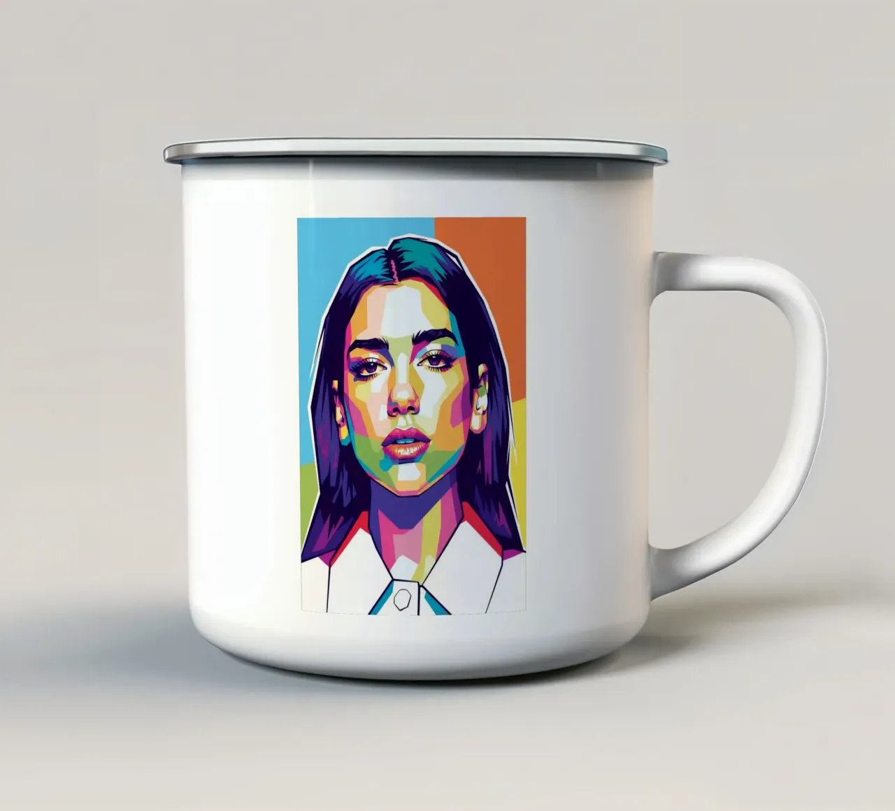 Ritratto pop art di Dua Lipa #4 tazza in smalto da Hantamrata