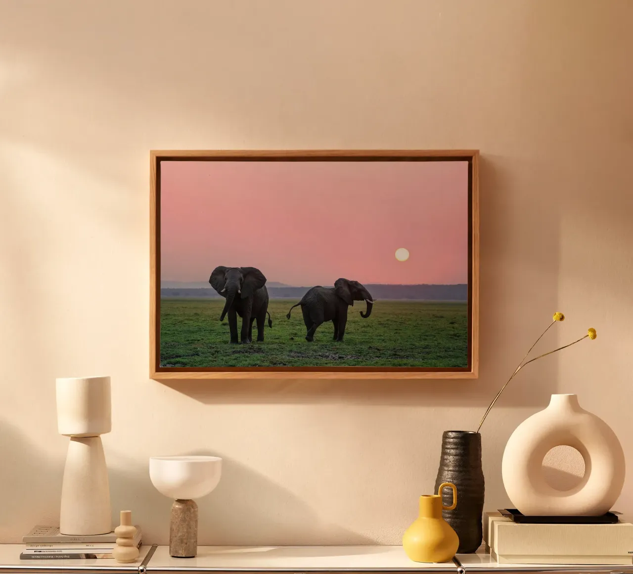 Pascolo al crepuscolo: Elefante al tramonto tela con Cornice a cassetta da Nature's Palette