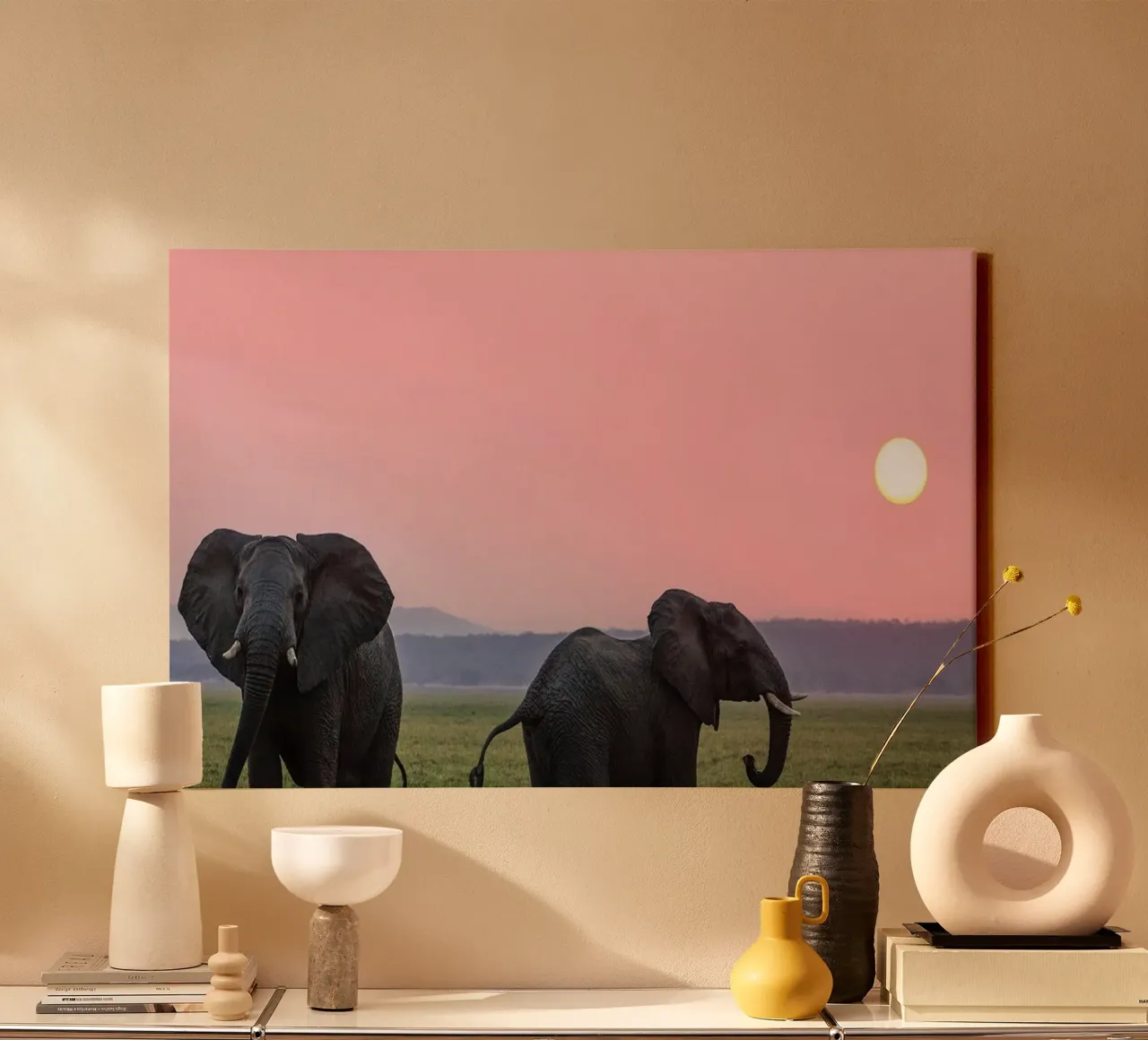 Pascolo al crepuscolo: Elefante al tramonto tela con Cornice a cassetta da Nature's Palette
