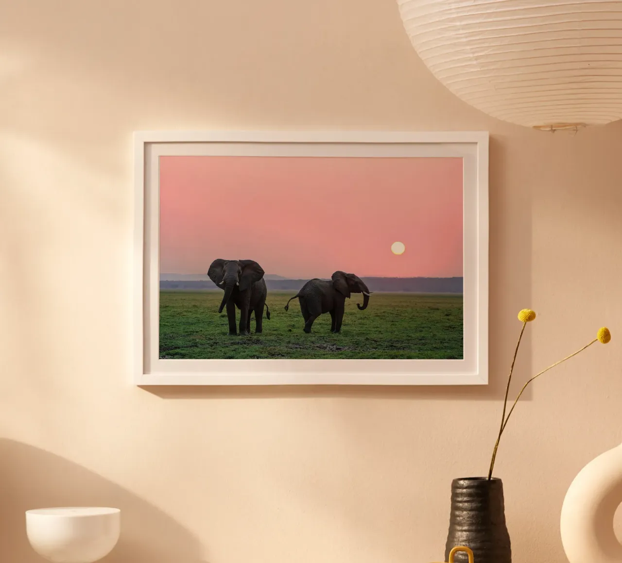 Pascolo al crepuscolo: Elefante al tramonto poster con telaio in legno da Nature's Palette