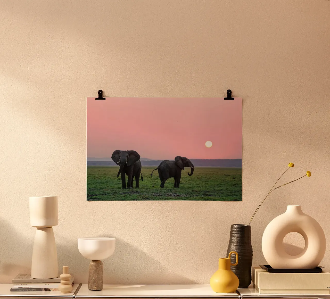 Pascolo al crepuscolo: Elefante al tramonto poster con telaio in legno da Nature's Palette