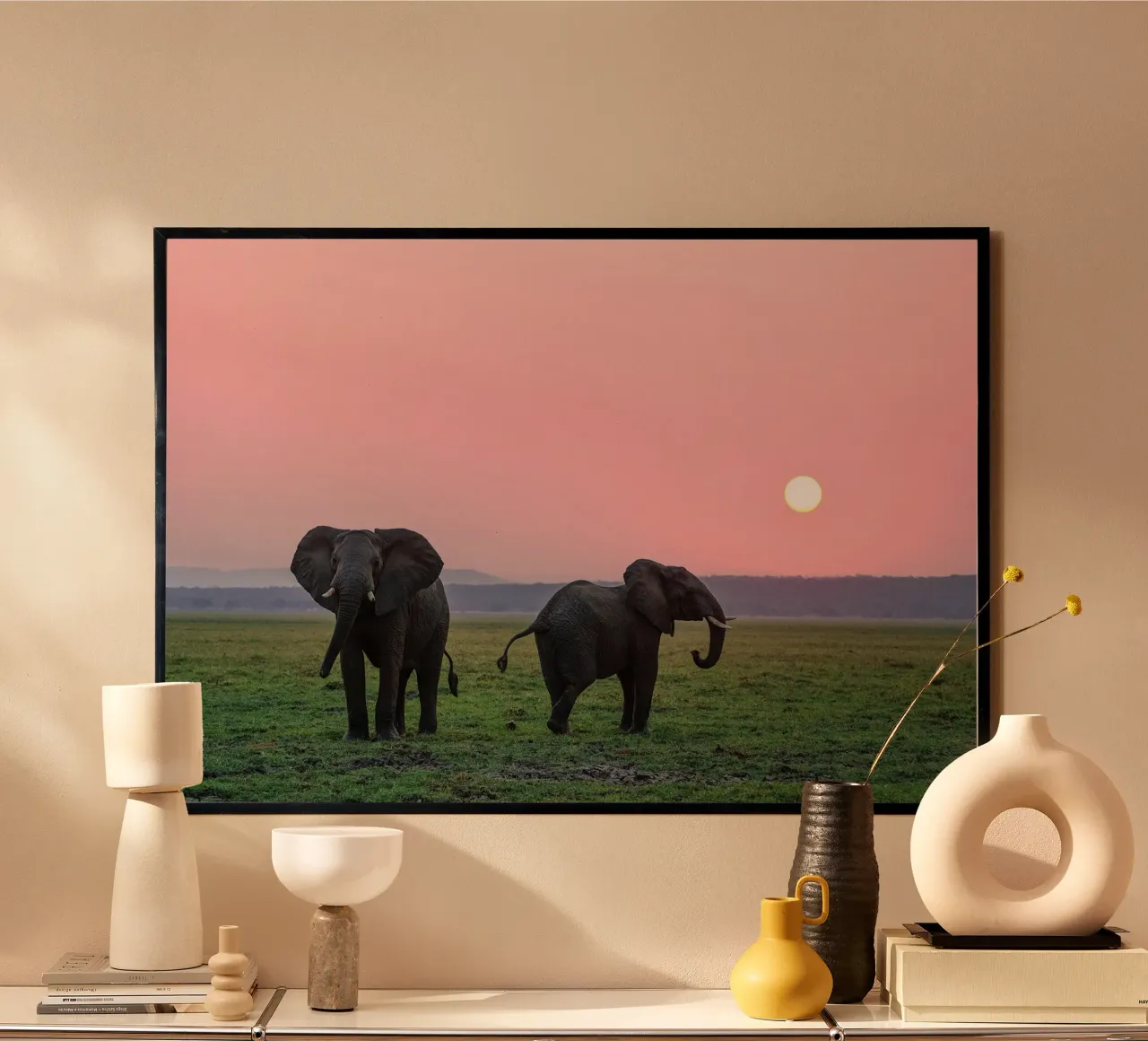Pascolo al crepuscolo: Elefante al tramonto poster con telaio in legno da Nature's Palette