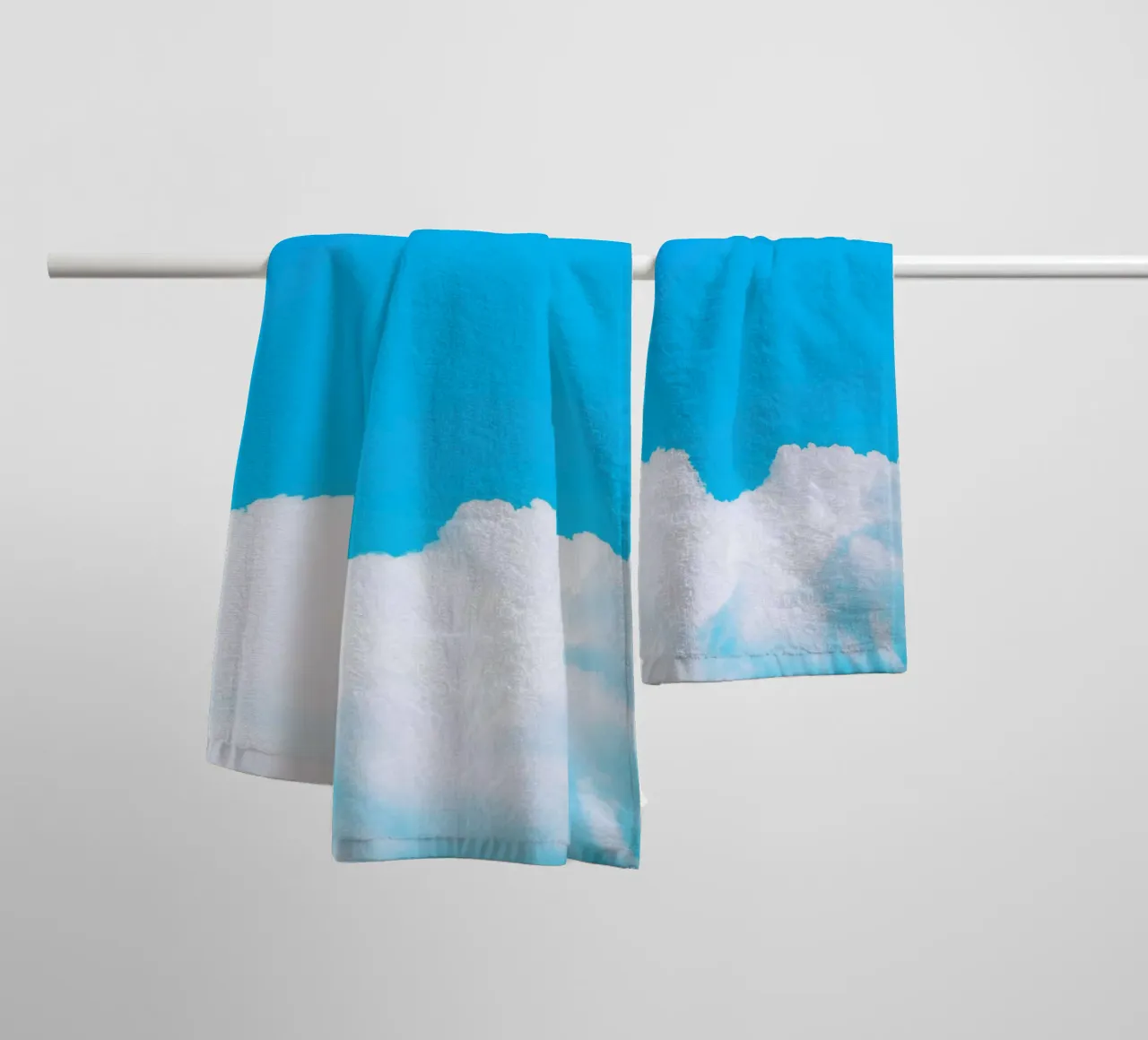 Nuvole blu I asciugamano da bagno da Tal Paz-Fridman