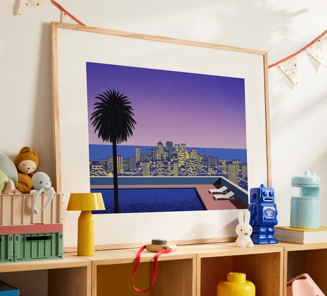 Piscina a cielo aperto con luce della città poster con telaio in legno da Art In The Sky