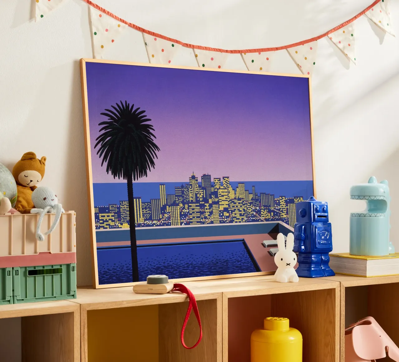 Piscina a cielo aperto con luce della città poster con telaio in legno da Art In The Sky