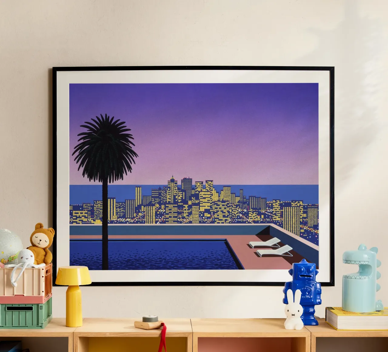 Piscina a cielo aperto con luce della città poster con telaio in legno da Art In The Sky