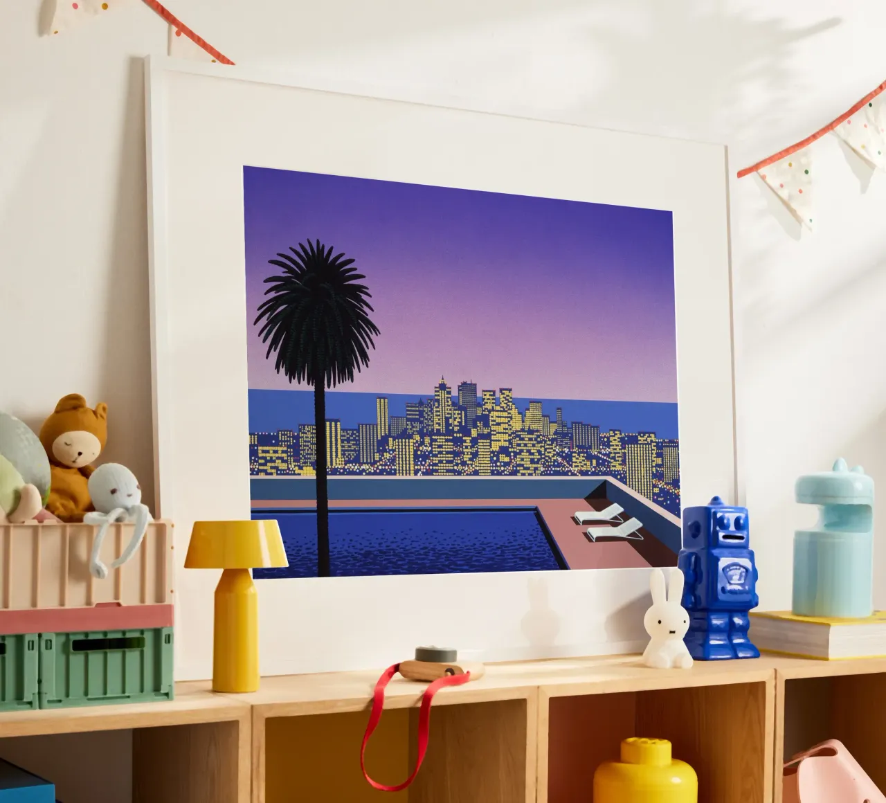 Piscina a cielo aperto con luce della città poster con telaio in legno da Art In The Sky