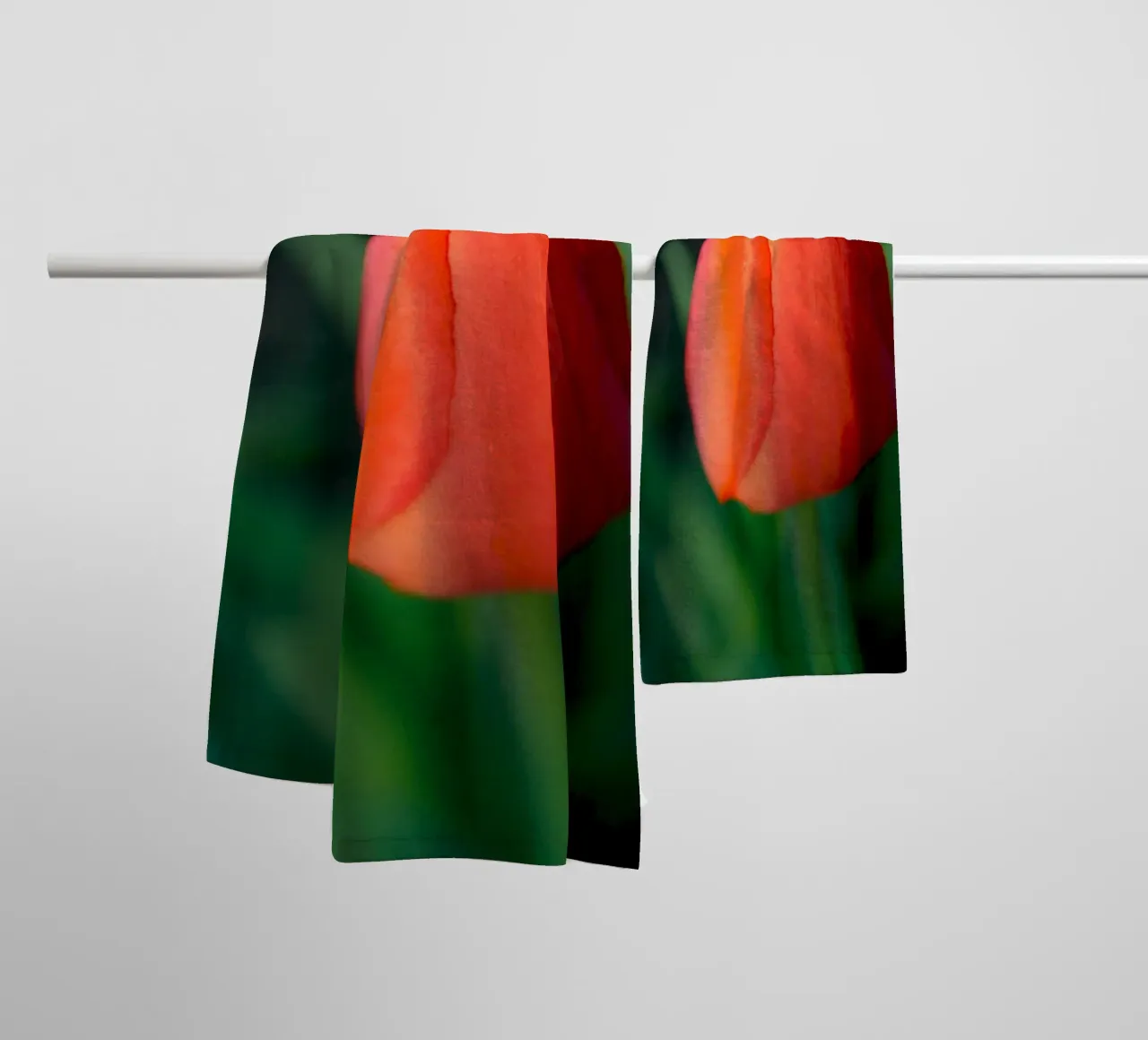 Rote Tulpe Entfaltung - Minimale botanische Nahaufnahme Handtuch von jay