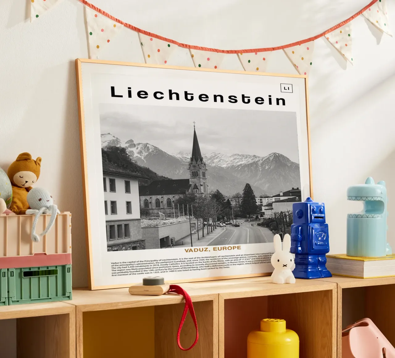 Arte murale di Vaduz, Liechesten, Europa poster con telaio in plastica da ✈ world in frame