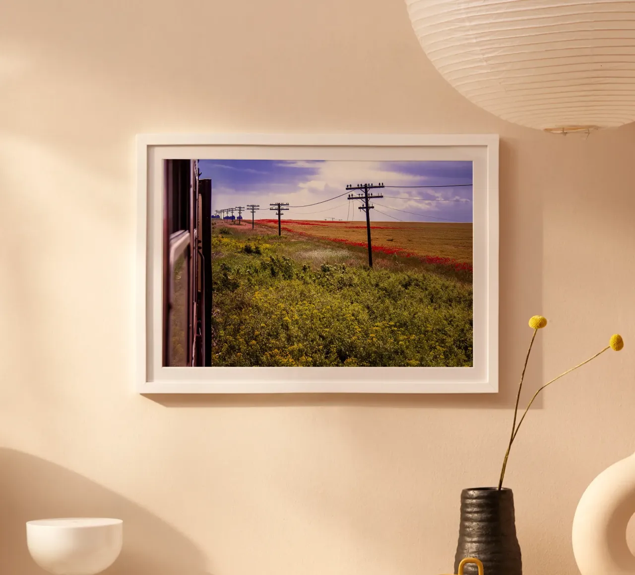La primavera sta arrivando in Romania - Campo di fiori selvatici dal treno W poster con telaio in alluminio da jay
