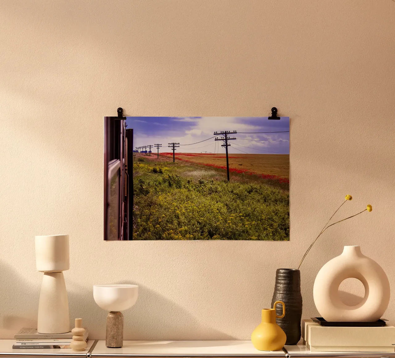 La primavera sta arrivando in Romania - Campo di fiori selvatici dal treno W poster con telaio in alluminio da jay