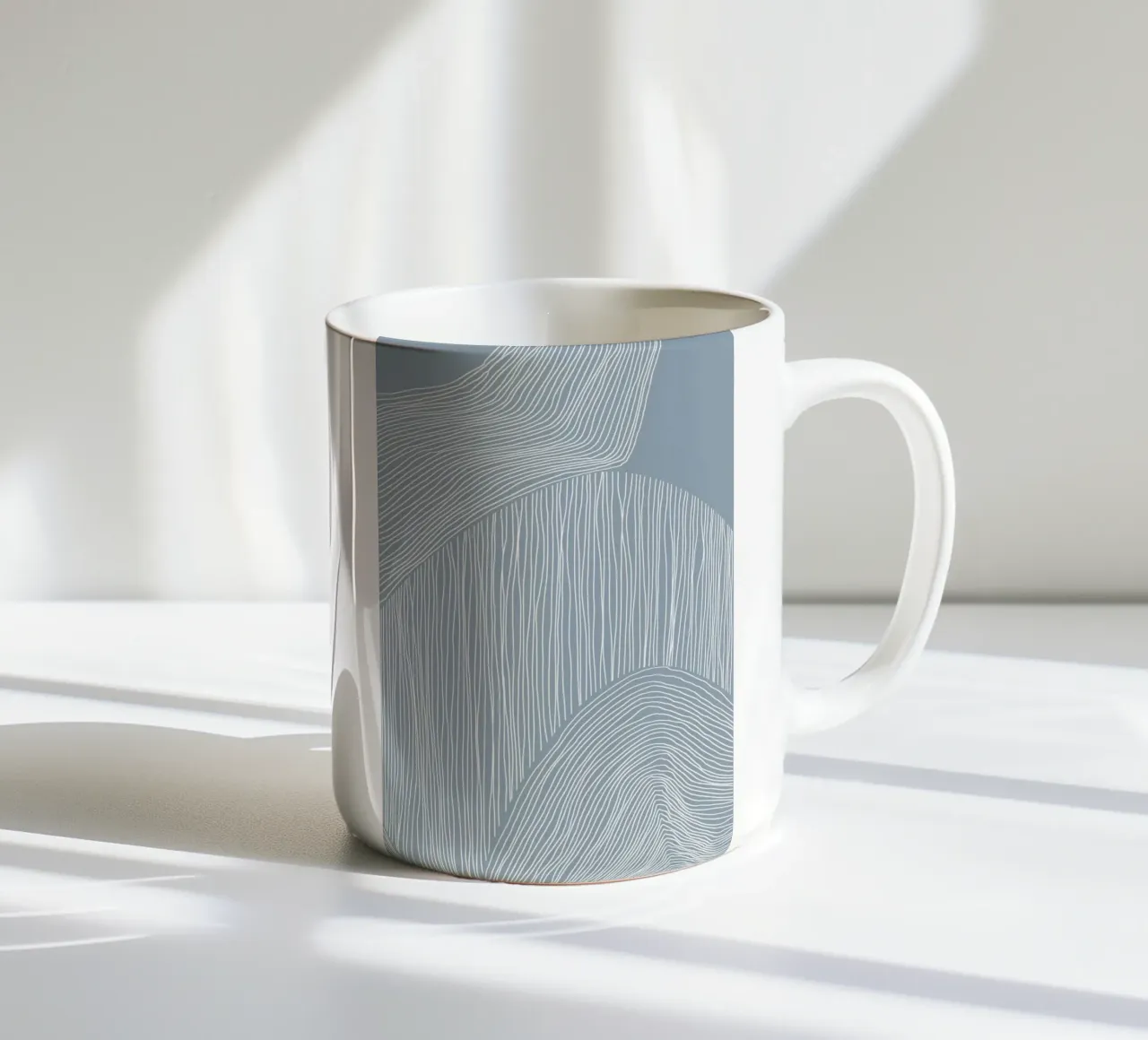 Arte astratta a linee ondulate tazza in ceramica da Melloi Art Print