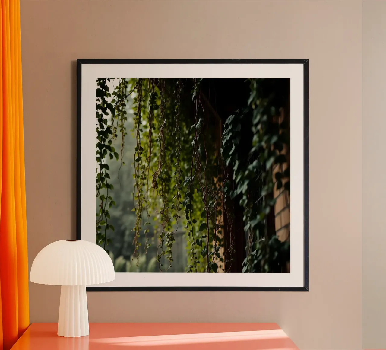 Vite di edera appese all'esterno dell'edificio poster con telaio in legno da DesignDoodle