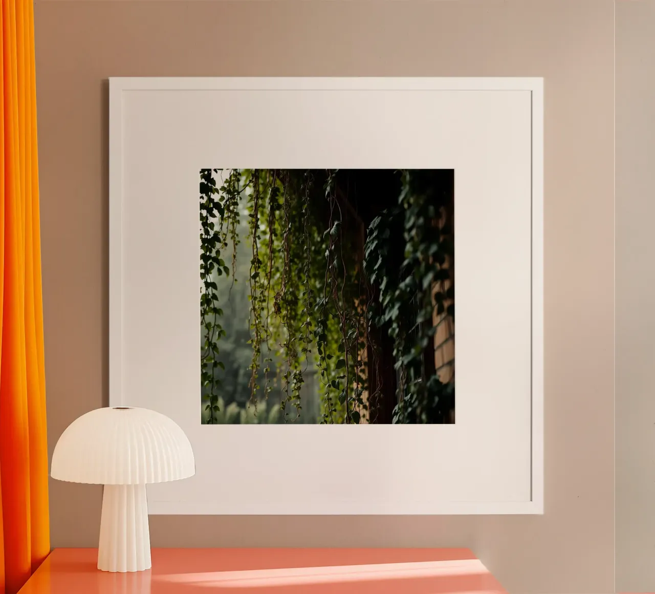 Vite di edera appese all'esterno dell'edificio poster con telaio in legno da DesignDoodle