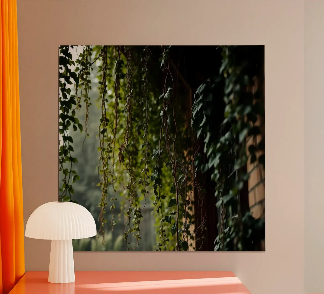 Vite di edera appese all'esterno dell'edificio poster con telaio in legno da DesignDoodle