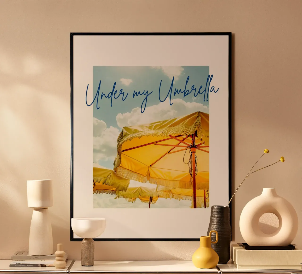 Under my umbrella poster con telaio in legno da Diesdas Ananas Design