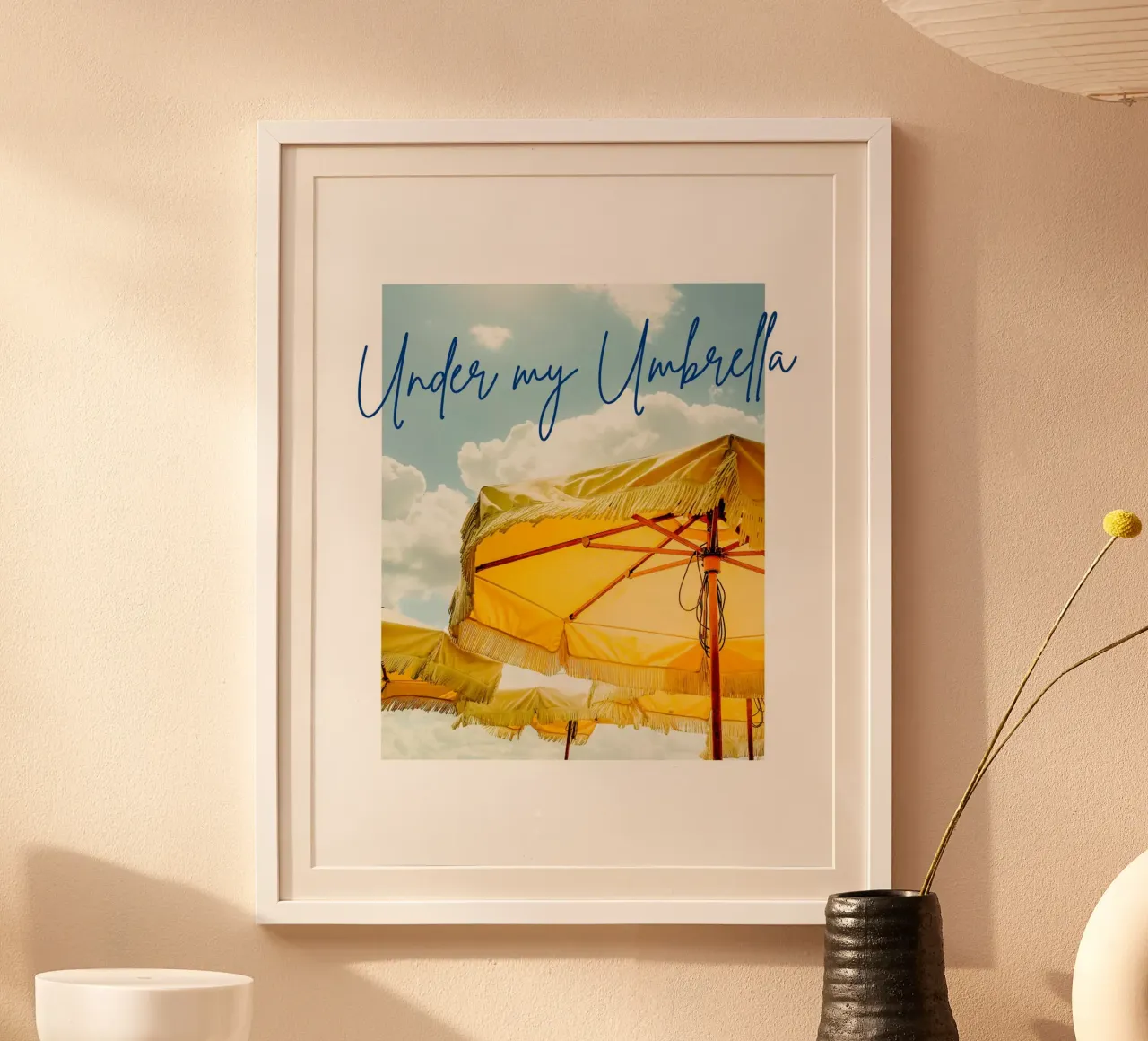 Under my umbrella poster con telaio in legno da Diesdas Ananas Design