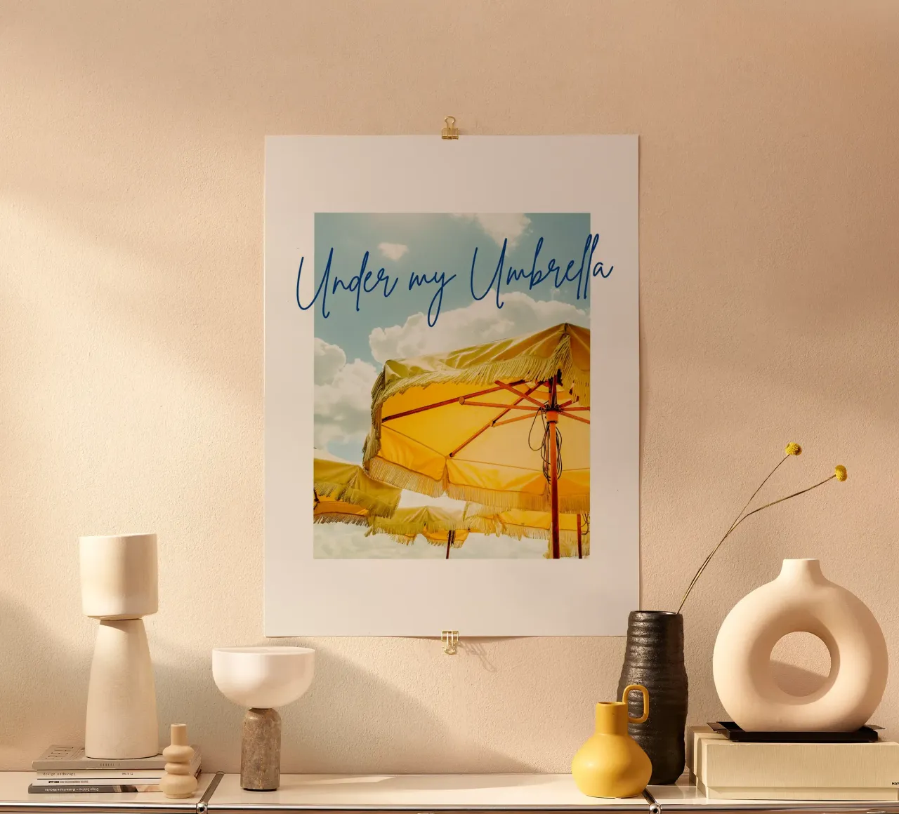 Under my umbrella poster con telaio in legno da Diesdas Ananas Design