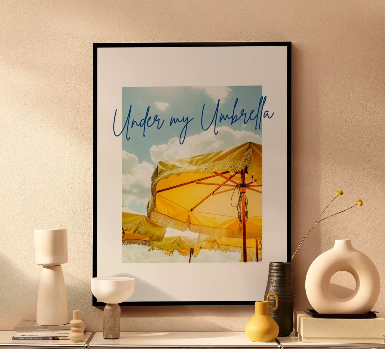 Under my umbrella poster con telaio in legno da Diesdas Ananas Design