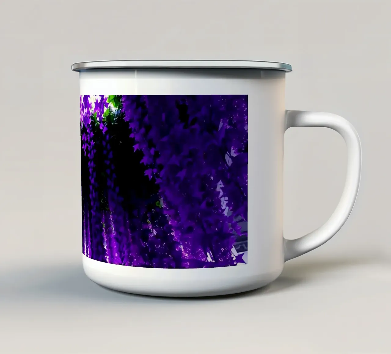 Vite viola appese e fogliame verde tazza in smalto da DesignDoodle