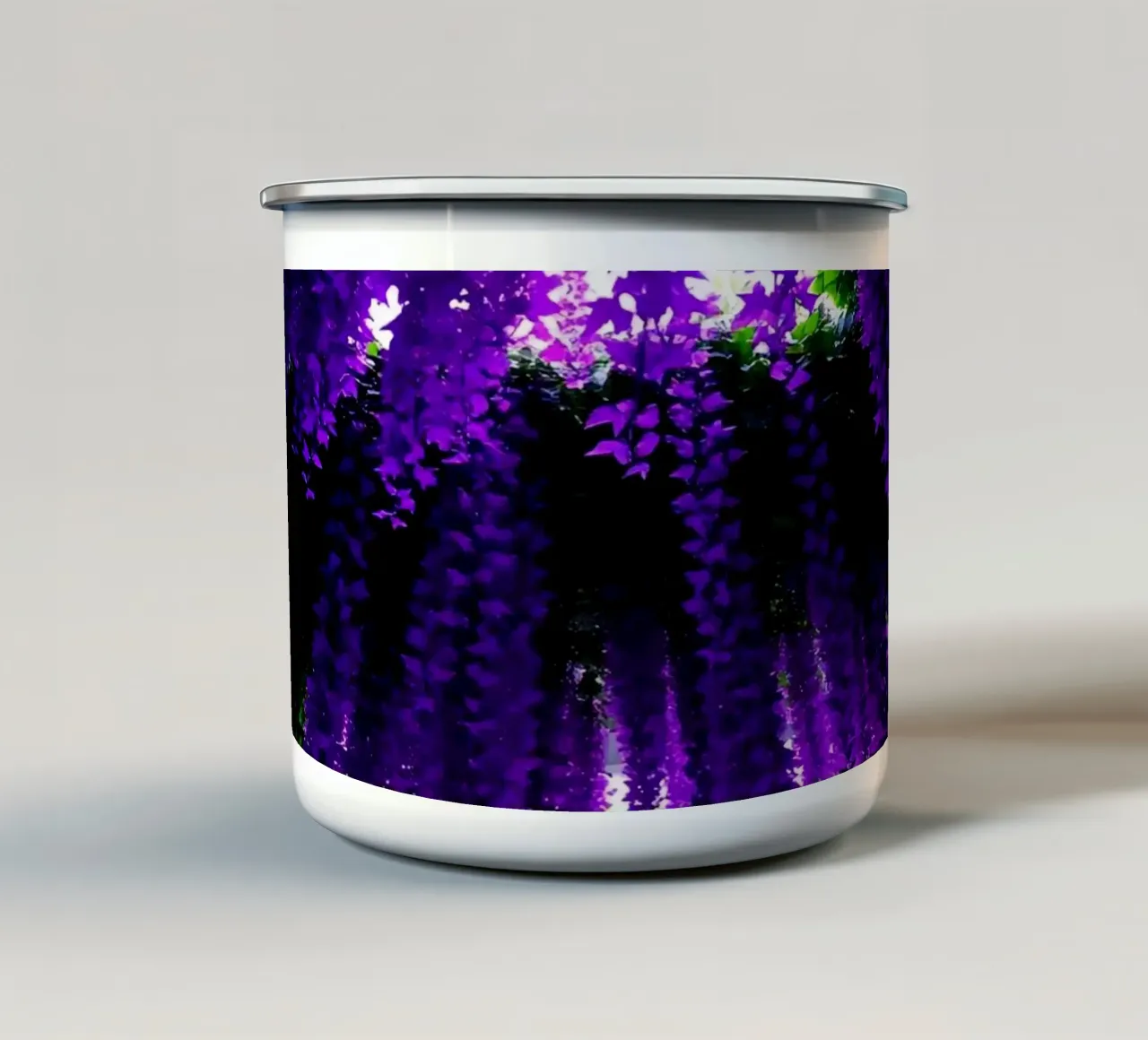 Vite viola appese e fogliame verde tazza in smalto da DesignDoodle