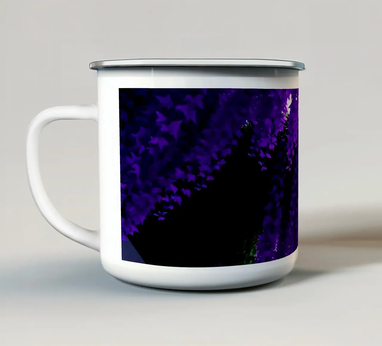 Vite viola appese e fogliame verde tazza in smalto da DesignDoodle