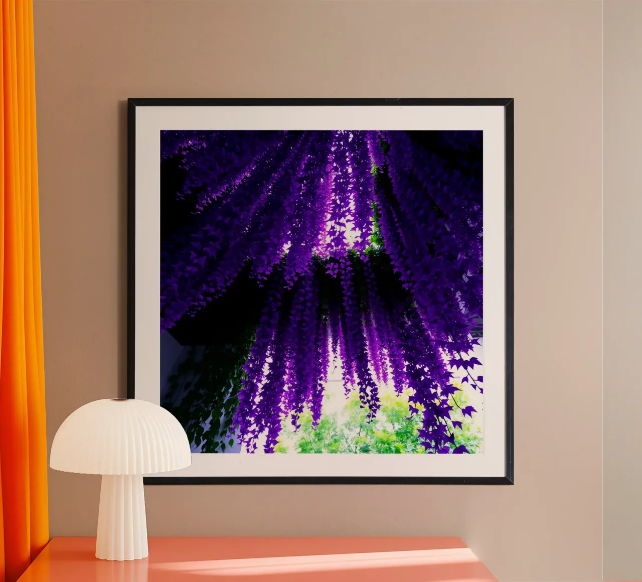 Vite viola appese e fogliame verde poster da DesignDoodle