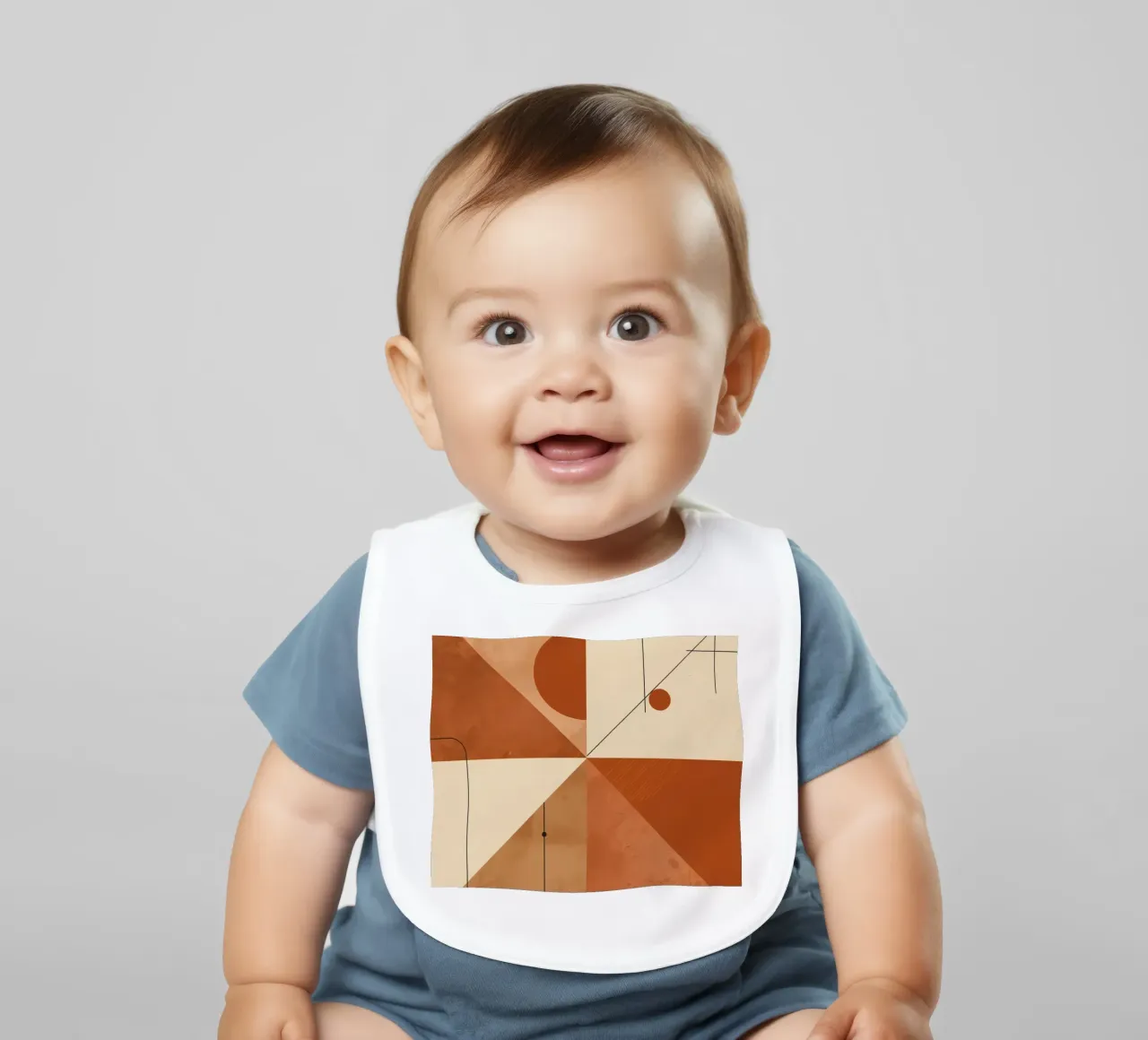 Astratto geometrico con triangoli, cerchi e linee in beige bavaglino da DesignDoodle