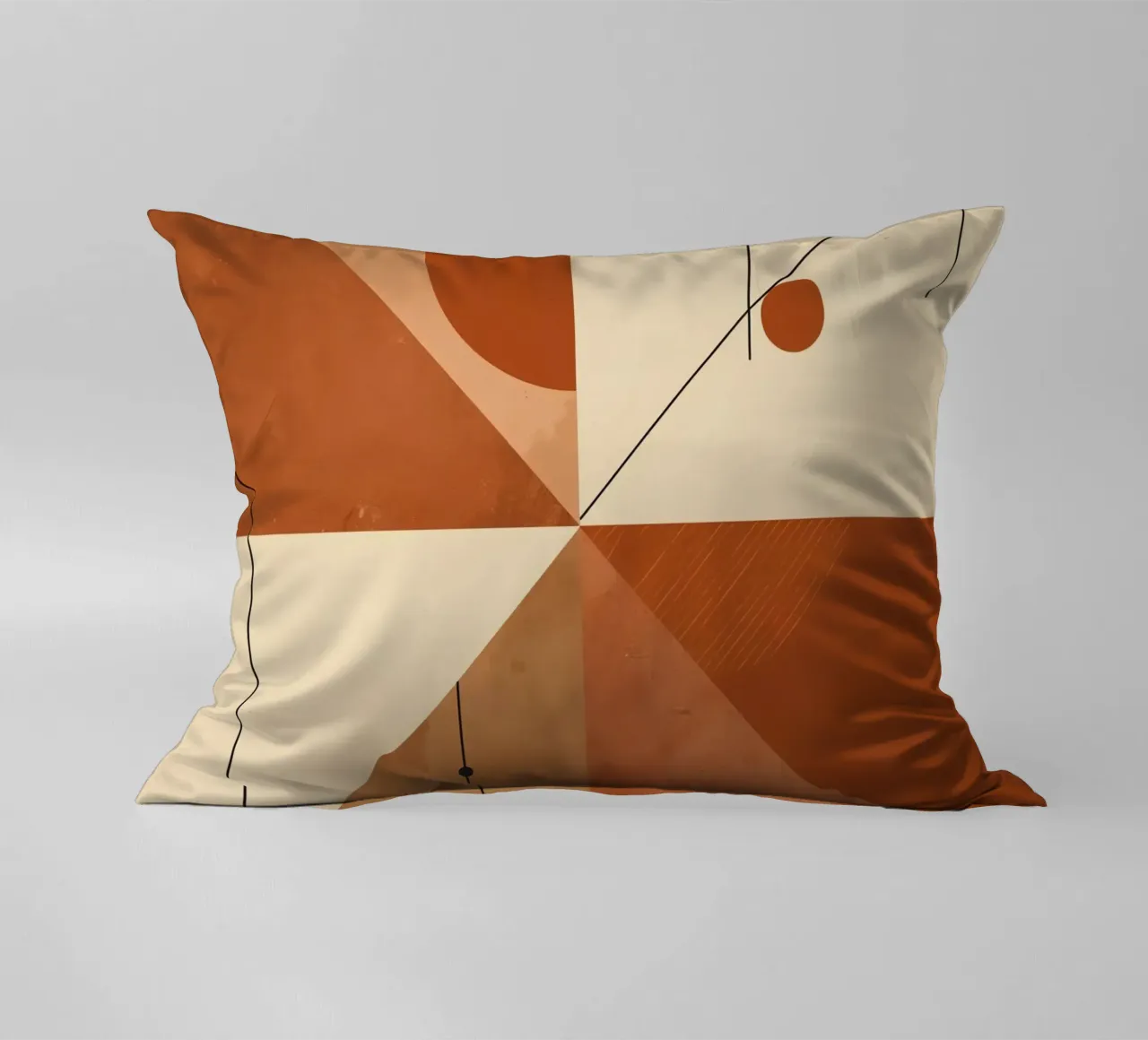 Astratto geometrico con triangoli, cerchi e linee in beige cuscino da DesignDoodle