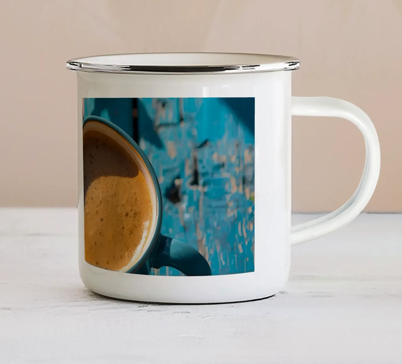 Tazza da caffè con fiori su superficie di legno blu tazza in smalto da DesignDoodle