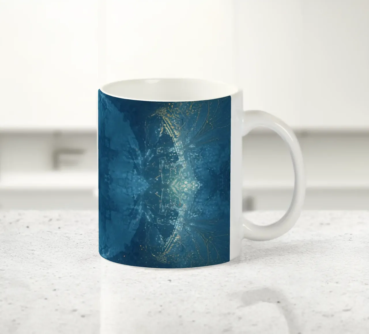 Image d'un kaléidoscope à motif fractal bleu et or mug en céramique de DesignDoodle