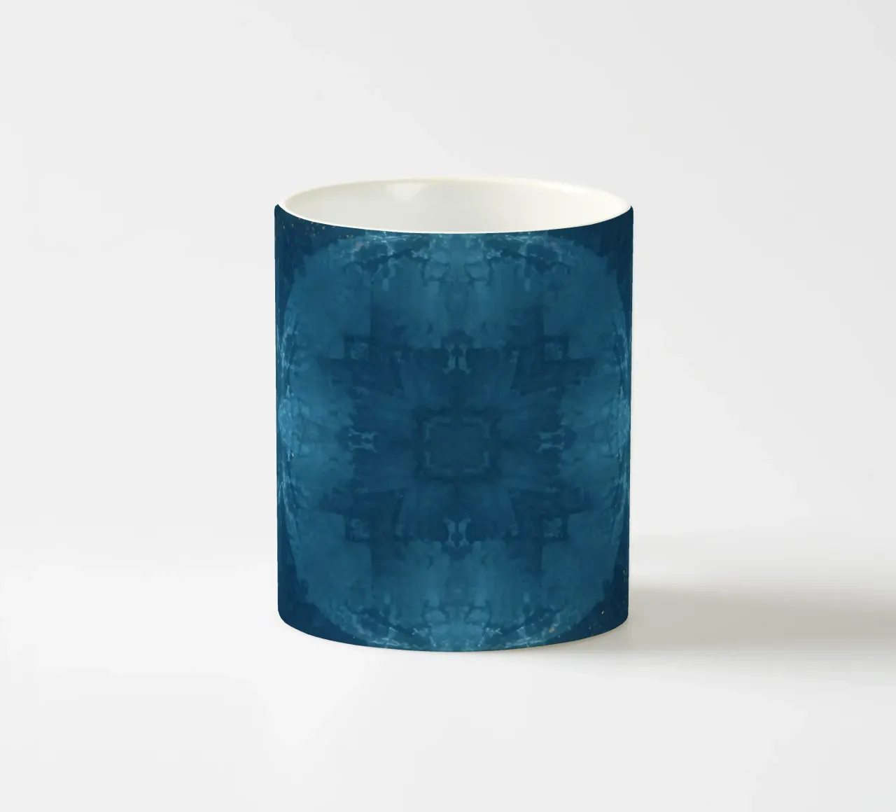 Image d'un kaléidoscope à motif fractal bleu et or mug en céramique de DesignDoodle