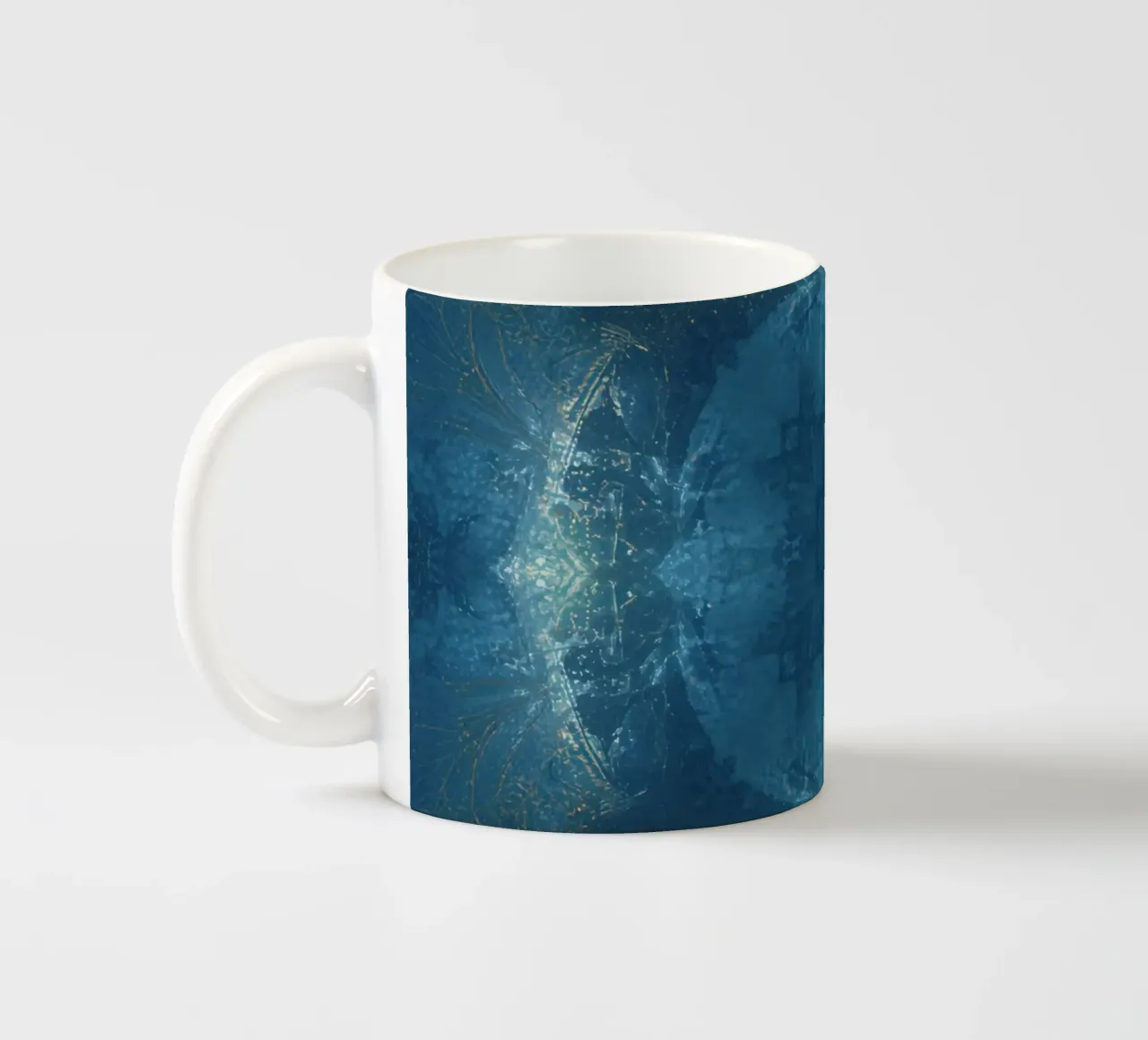 Image d'un kaléidoscope à motif fractal bleu et or mug en céramique de DesignDoodle
