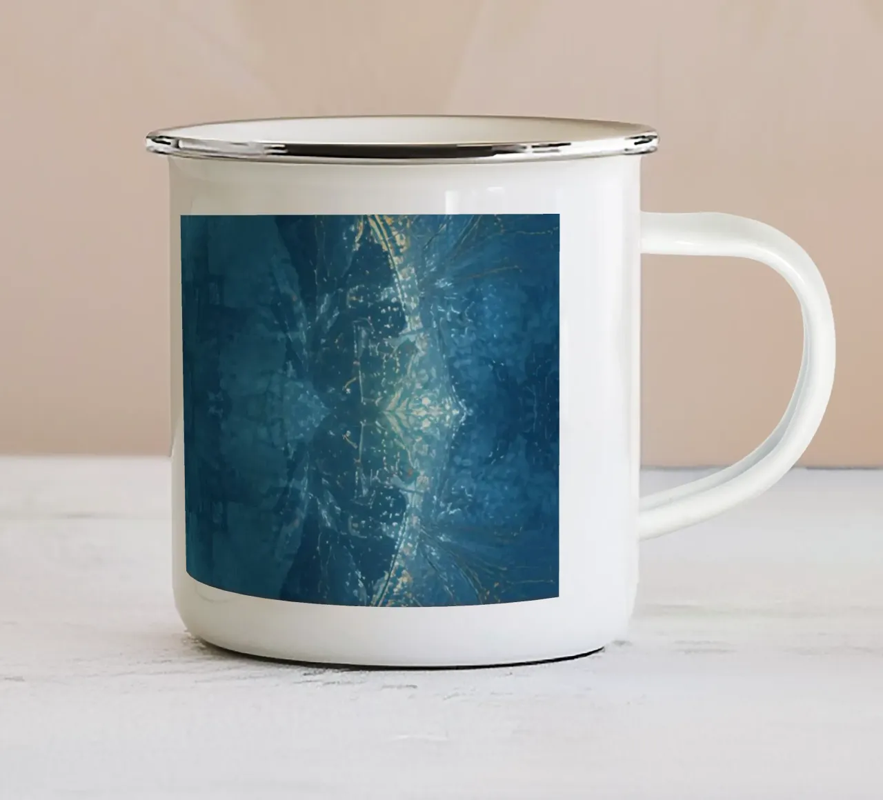 Immagine caleidoscopio modello frattale blu e oro tazza in smalto da DesignDoodle