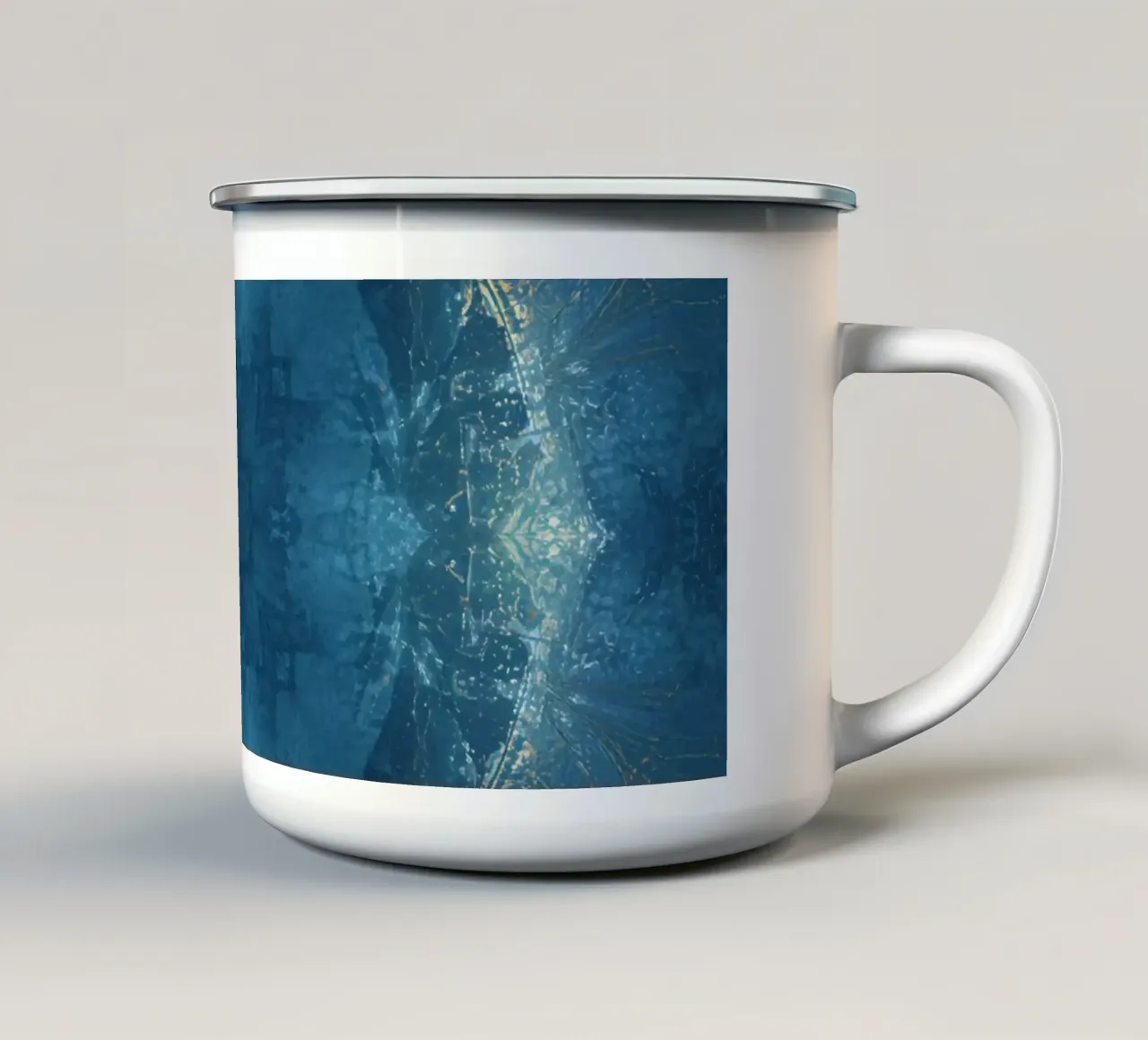 Immagine caleidoscopio modello frattale blu e oro tazza in smalto da DesignDoodle