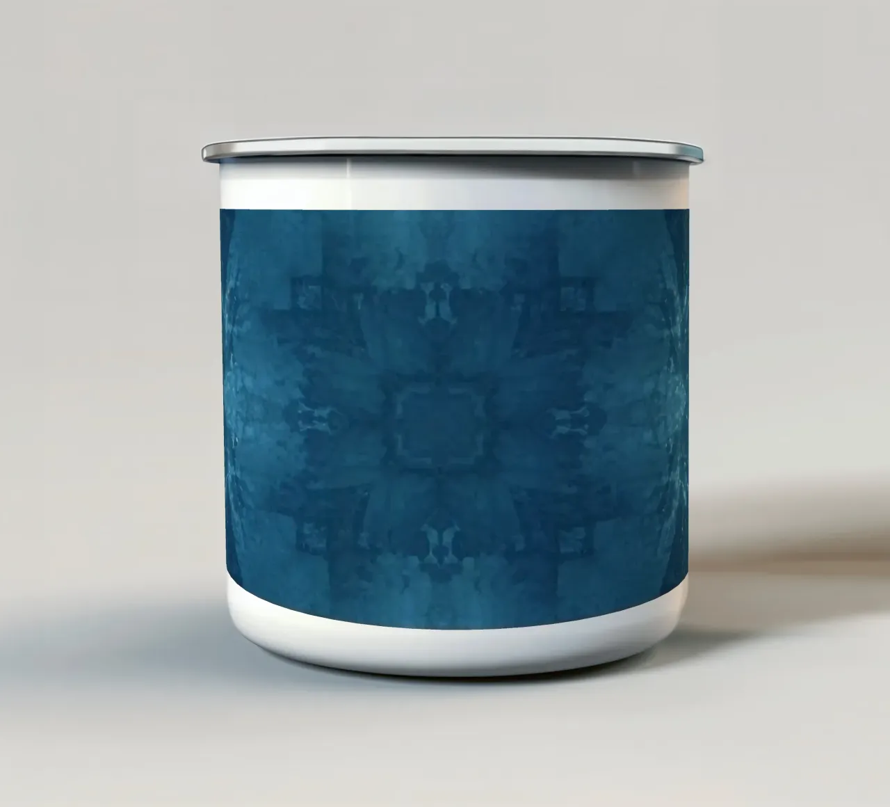 Immagine caleidoscopio modello frattale blu e oro tazza in smalto da DesignDoodle