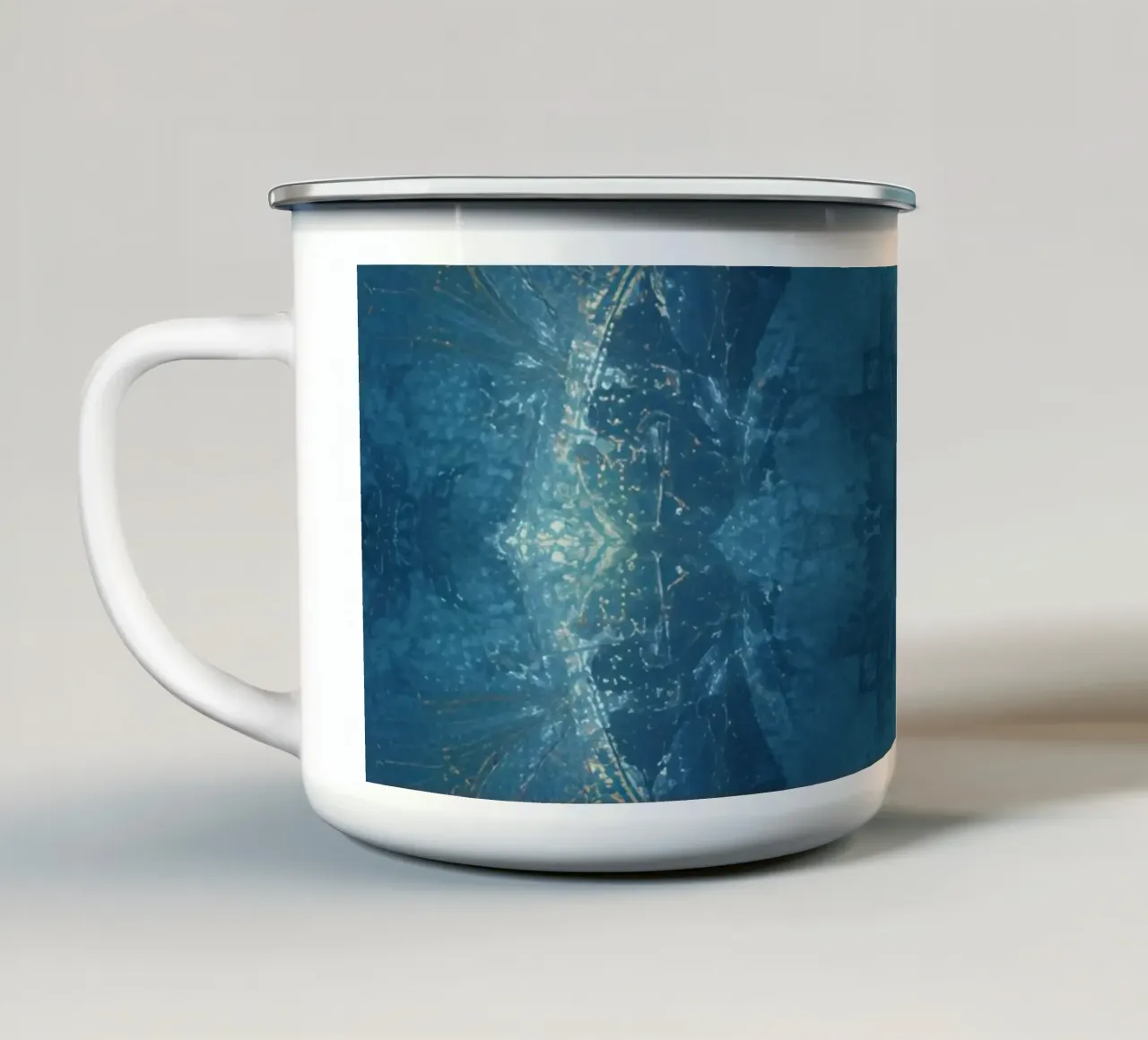 Immagine caleidoscopio modello frattale blu e oro tazza in smalto da DesignDoodle