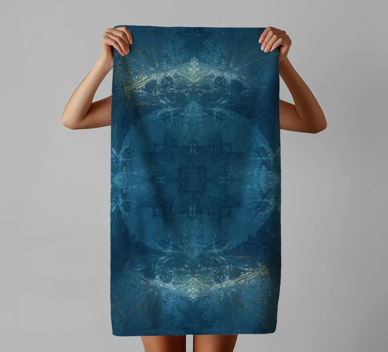 Image d'un kaléidoscope à motif fractal bleu et or serviette de bain de DesignDoodle