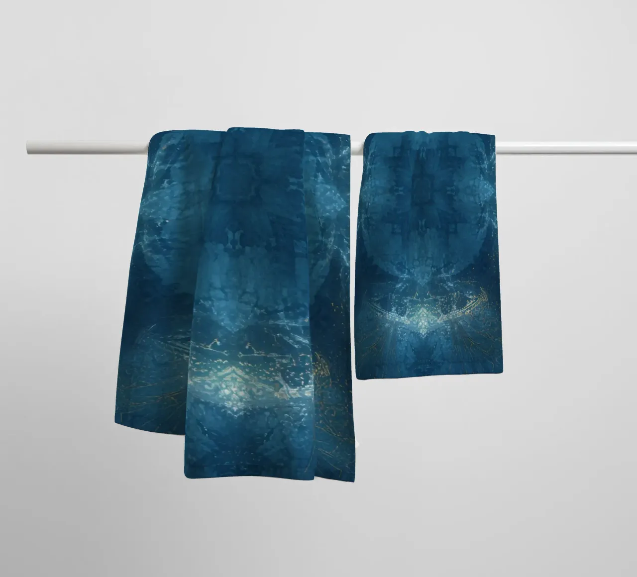 Image d'un kaléidoscope à motif fractal bleu et or serviette de bain de DesignDoodle