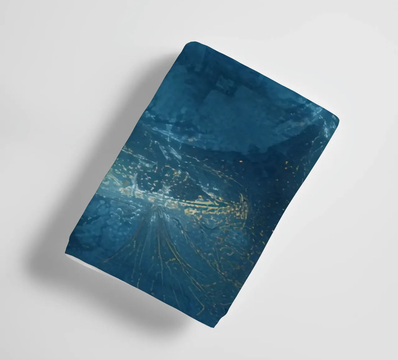 Image d'un kaléidoscope à motif fractal bleu et or serviette de bain de DesignDoodle
