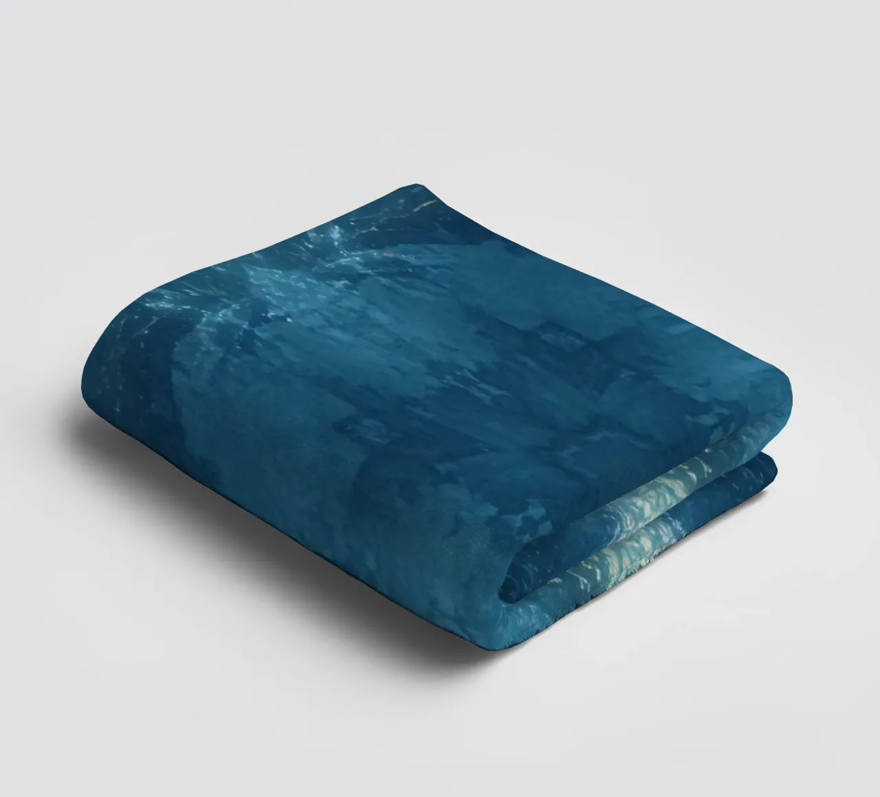 Image d'un kaléidoscope à motif fractal bleu et or serviette de bain de DesignDoodle