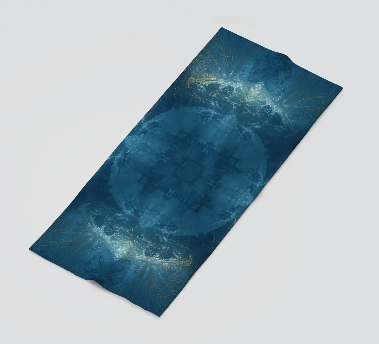 Image d'un kaléidoscope à motif fractal bleu et or serviette de plage de DesignDoodle