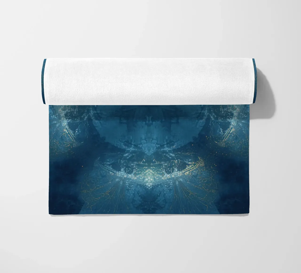 Image d'un kaléidoscope à motif fractal bleu et or serviette de plage de DesignDoodle